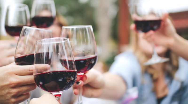 Il vino a tavola: abbinamenti e consigli per il servizio