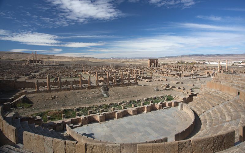 Timgad: l'antica città romana di Thamugadi in Algeria