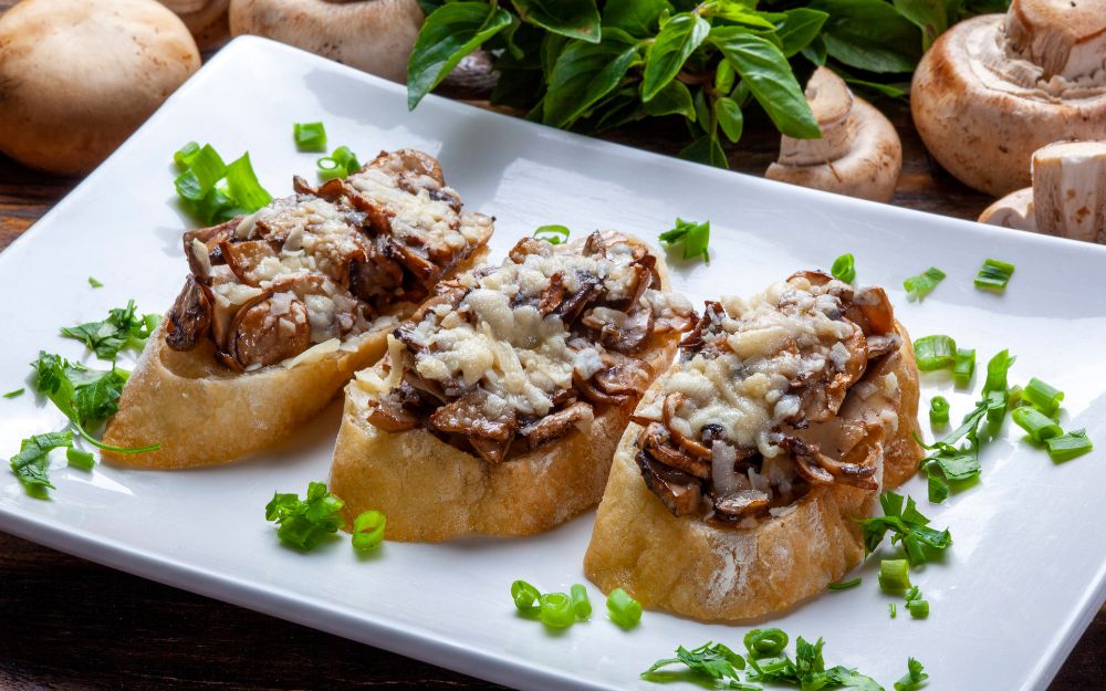 Finger food: crostini ai funghi