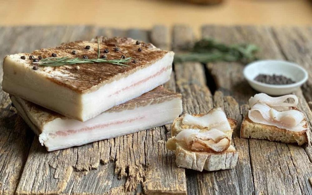 Lardo di Colonnata: una tradizione secolare tra marmo e sapori