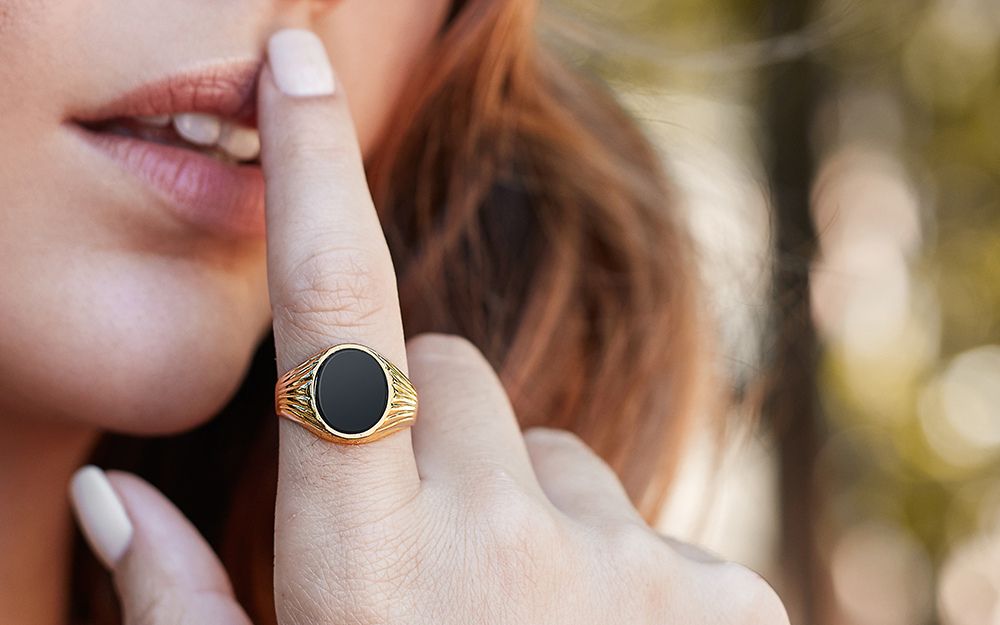 Anello Chevalier: storia, significato e moda attuale per uomo e donna